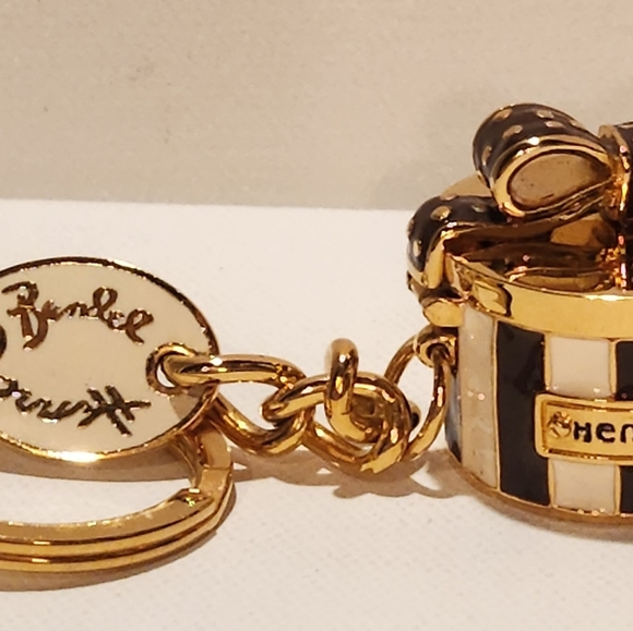 Henri bendel gold tone Hatbox keychain purse charm - Picture 3 of 7